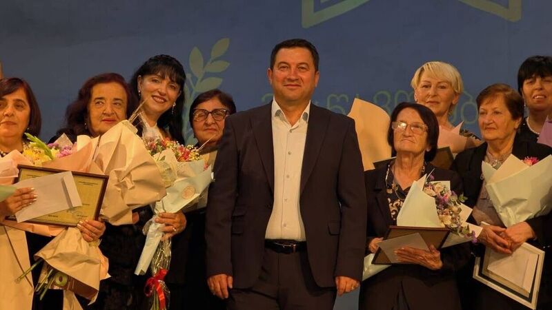 სამტრედიაში ღვაწლმოსილი მასწავლებლები დააჯილდოვეს