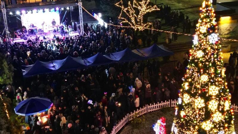 სამტრედიაში საზეიმოდ აინთო ქალაქის მთავარი საახალწლო ნაძვის ხე