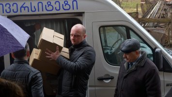 სამტრედიაში ოკუპირებულ ტერიტორიებიდან იძულებით გადაადგილებულ პირებთან ამანათები მიიტანეს