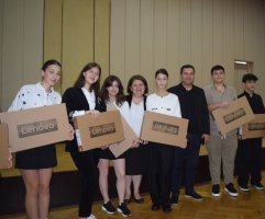 სამტრედიაში წარჩინებულ მოსწავლეებს პორტაბელური კომპიუტერები გადაეცათ