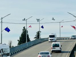 სამტრედიაში ევროკავშირის წევრობის კანდიდატის სტატუსის აღსანიშნად, საქართველოსა და ევროკავშირის დროშები გამოიფინა