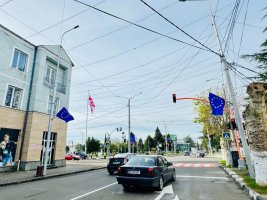 სამტრედიაში ევროკავშირის წევრობის კანდიდატის სტატუსის აღსანიშნად, საქართველოსა და ევროკავშირის დროშები გამოიფინა