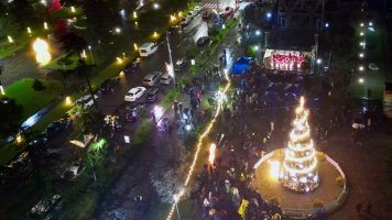 სამტრედიის   მთავარი ნაძვის ხე  საზეიმოდ აინთო