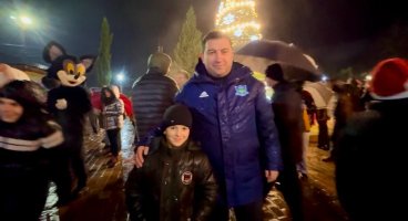 სამტრედიის   მთავარი ნაძვის ხე  საზეიმოდ აინთო