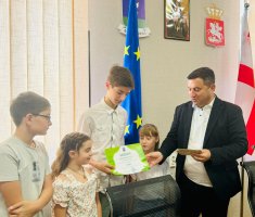 პირველად სამტრედიაში, მუნიციალიტის მერის, დავით ბახტაძის ინიციატივით საჯარო სკოლებს შორის, მყარი ნარჩენების გადამუშავების თემატიკაზე კონკურსი გაიმართა