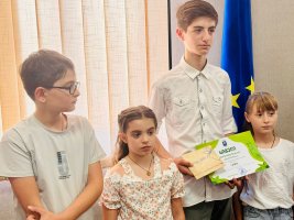 პირველად სამტრედიაში, მუნიციალიტის მერის, დავით ბახტაძის ინიციატივით საჯარო სკოლებს შორის, მყარი ნარჩენების გადამუშავების თემატიკაზე კონკურსი გაიმართა