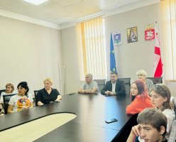 პირველად სამტრედიაში, მუნიციალიტის მერის, დავით ბახტაძის ინიციატივით საჯარო სკოლებს შორის, მყარი ნარჩენების გადამუშავების თემატიკაზე კონკურსი გაიმართა