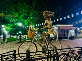 რეაბილიტირებული ,,მომავლის პარკი''  ღამით