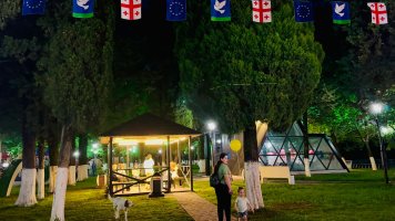 რეაბილიტირებული ,,მომავლის პარკი''  ღამით