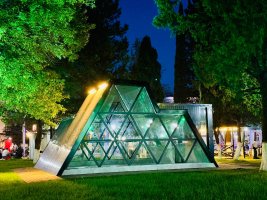 რეაბილიტირებული ,,მომავლის პარკი''  ღამით