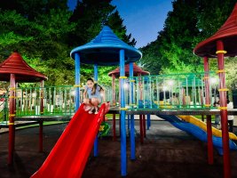 რეაბილიტირებული ,,მომავლის პარკი''  ღამით