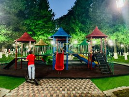 რეაბილიტირებული ,,მომავლის პარკი''  ღამით