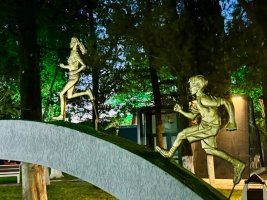 რეაბილიტირებული ,,მომავლის პარკი''  ღამით