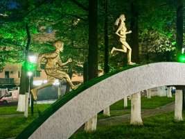 რეაბილიტირებული ,,მომავლის პარკი''  ღამით