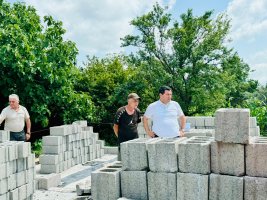 ავარიულ სახლებში მცხოვრები, სოციალურად დაუცველი 4 ოჯახისთვის სახლების მშენებლობა მიმდინარეობს