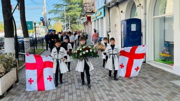 სამტრედიაში, სოხუმის დაცემის დღესთან დაკავშირებით, გმირთა მემორიალი გვირგვინით შეამკეს