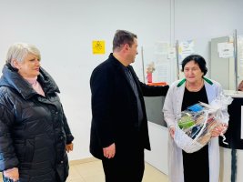 სამტრედიის მერმა შობა–ახალი წელი სტრატეგიული დანიშნულების ობიექტებში, 24 საათიან რეჟიმში მომუშავე პერსონალს მიულოცა