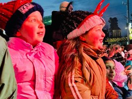 სამტრედიაში საზეიმოდ აინთო ქალაქის მთავარი საახალწლო ნაძვის ხე