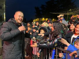 კახა კალაძე სამტრედიაში სოციალურად დაუცველ ოჯახებს საცხოვრებელი სახლები გადასცა