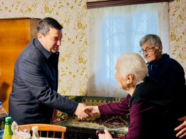 სამტრედიის მუნიციპალიტეტის მერმა 100 წლის იუბილე მიულოცა ნორა შენგელია-გაბადაძეს
