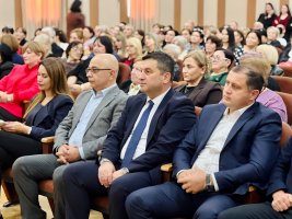 სამტრედიაში ღვაწლმოსილი პედაგოგები დააჯილდოვეს